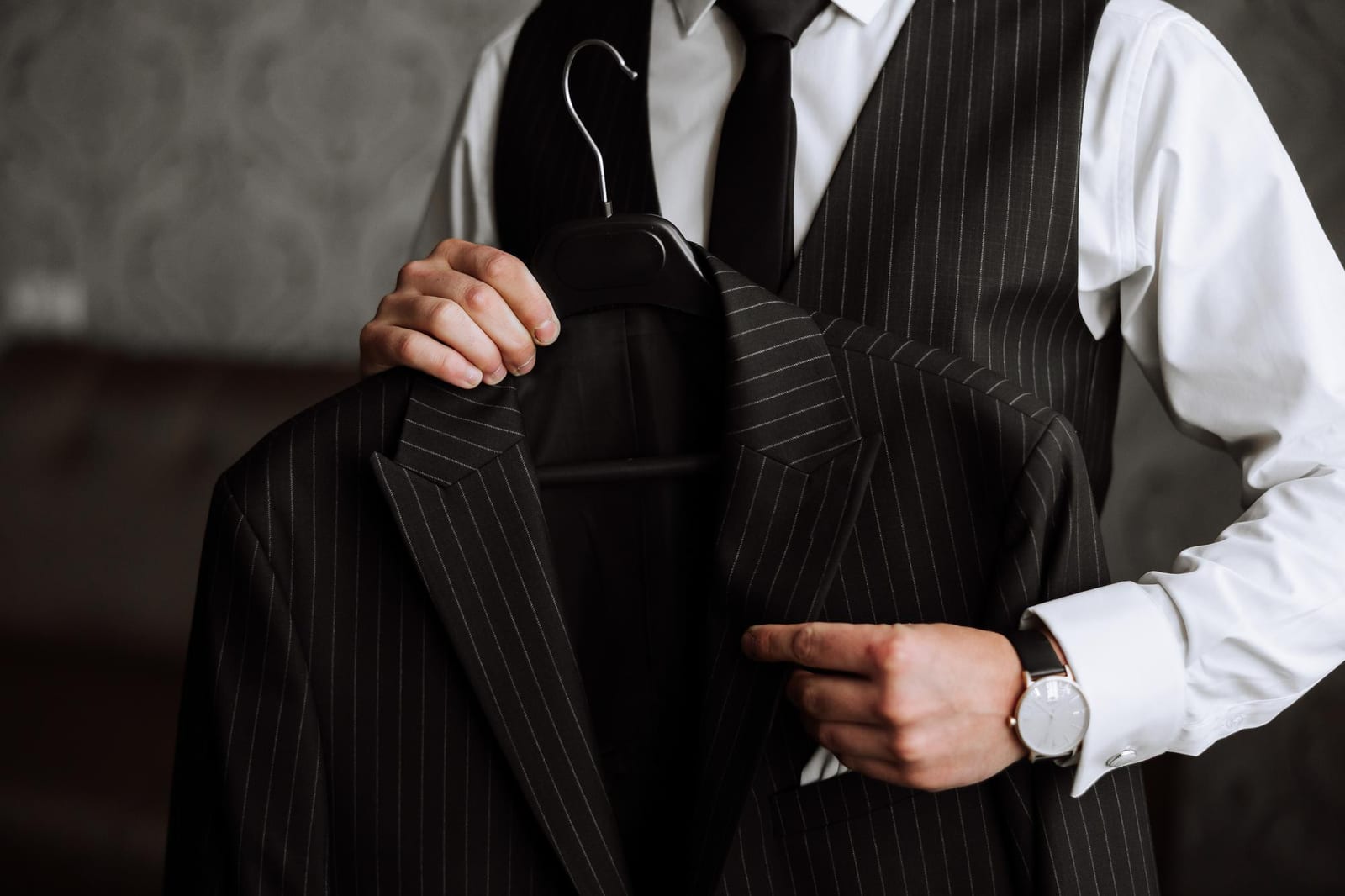 Conjunto de blazer e calça de alfaiataria feminina exposto no estúdio